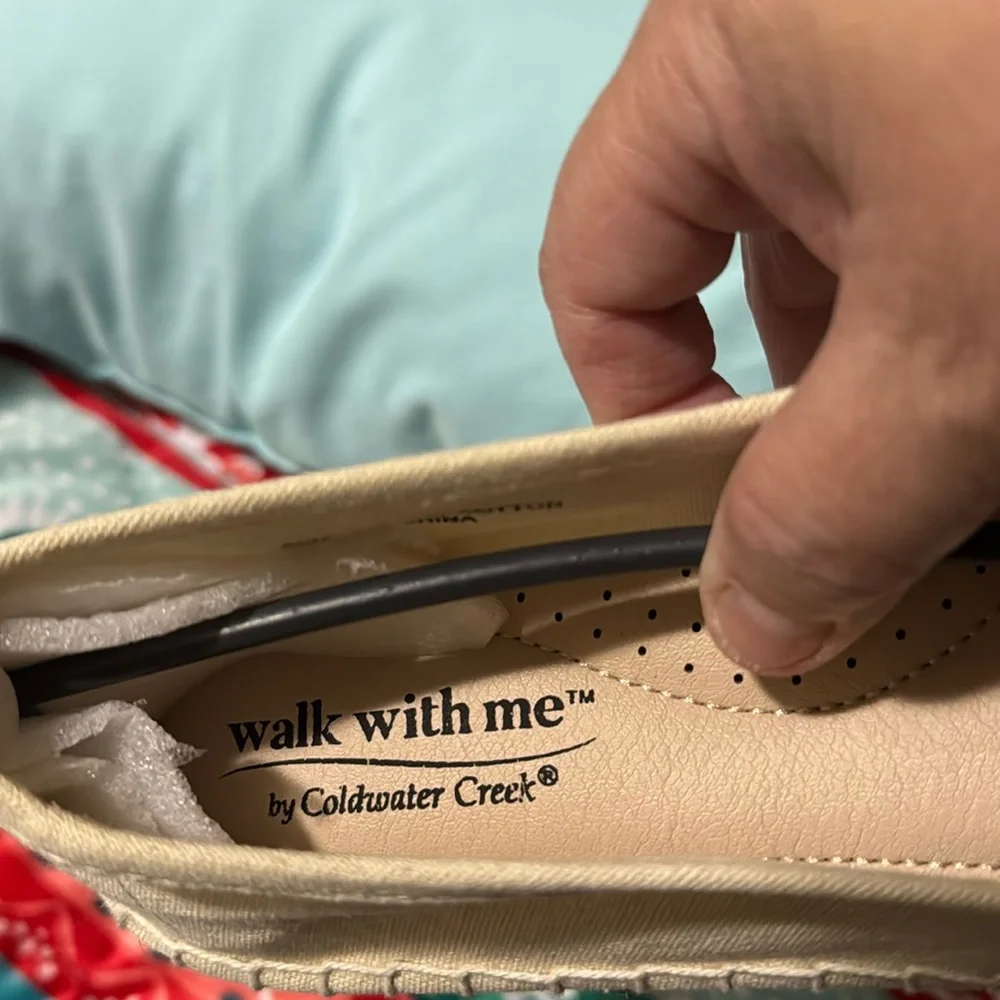 NIB Coldwater Creek Beige Espadrilles w/Blue Flower SZ 6.5 Wide RUN LARGER